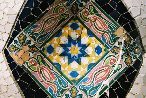 Antoni Gaudí / Park Güell, Barcelona , Španělsko / mozaika / I