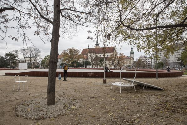 Consequence forma / rekonstrukce parku / fotodokumentace procesu realizace / Moravské nám., Brno / 2022-23 / CLXXIX