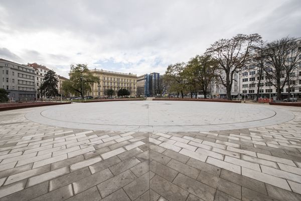 Consequence forma / rekonstrukce parku / fotodokumentace procesu realizace / Moravské nám., Brno / 2022-23 / CLXXVI