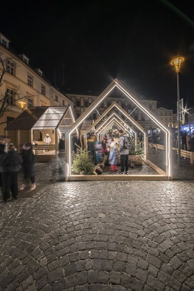 Veronika Plátková + Consequence forma architects / instalace "Zlaté dřevo" / Xmas Zelný trh, Brno / 2024 / XXXV