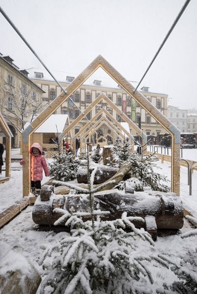 Veronika Plátková + Consequence forma architects / instalace "Zlaté dřevo" / Xmas Zelný trh, Brno / 2024 / XXXII