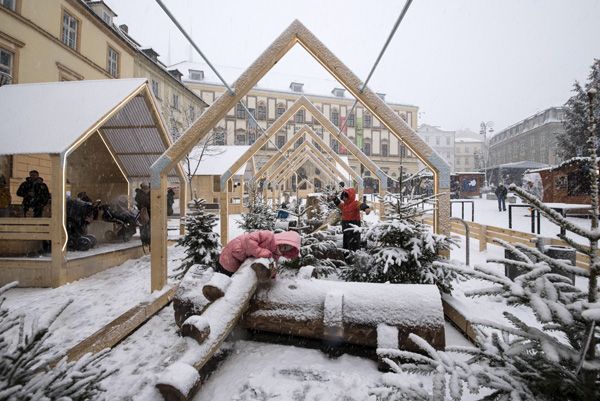 Veronika Plátková + Consequence forma architects / instalace "Zlaté dřevo" / Xmas Zelný trh, Brno / 2024 / XXXIII