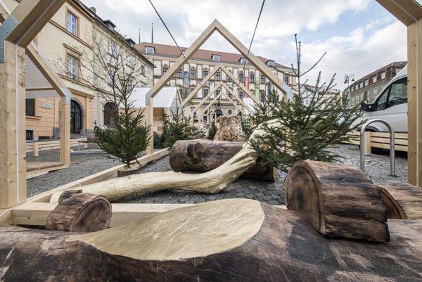 Veronika Plátková + Consequence forma architects / instalace "Zlaté dřevo" / Xmas Zelný trh, Brno / 2024 / XIV