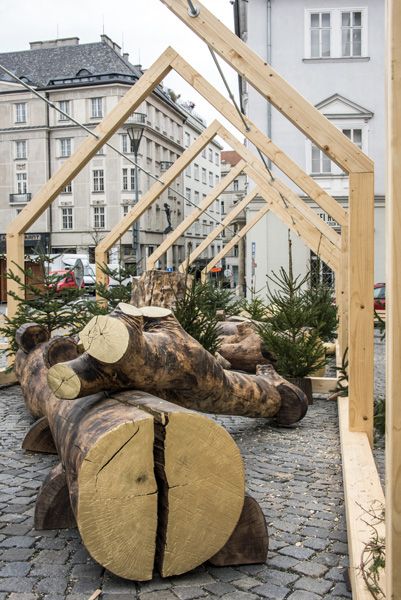 Veronika Plátková + Consequence forma architects / instalace "Zlaté dřevo" / Xmas Zelný trh, Brno / 2024 / V