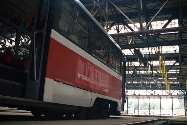 "FOFA" - výstava fotografií architektury v tramvaji MHD - linka č.1 , Brno / červen 2006 / instalace FOFA / č. 1