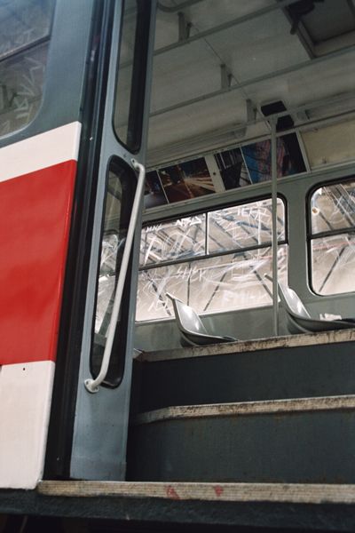 "FOFA" - výstava fotografií architektury v tramvaji MHD - linka č.1 , Brno / červen 2006 / instalace FOFA / č. 2