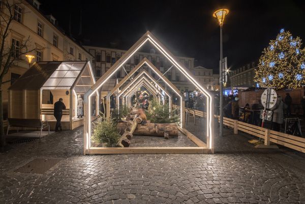 Veronika Plátková + Consequence forma architects / instalation of "Golden wood" / Xmas Zelný trh, Brno / 2024 / XXXIV