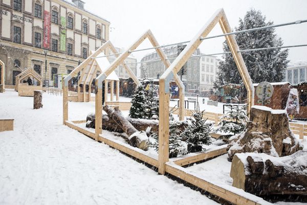 Veronika Plátková + Consequence forma architects / instalation of "Golden wood" / Xmas Zelný trh, Brno / 2024 / XXIX