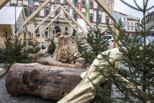 Veronika Plátková + Consequence forma architects / instalation of "Golden wood" / Xmas Zelný trh, Brno / 2024 / XXIII